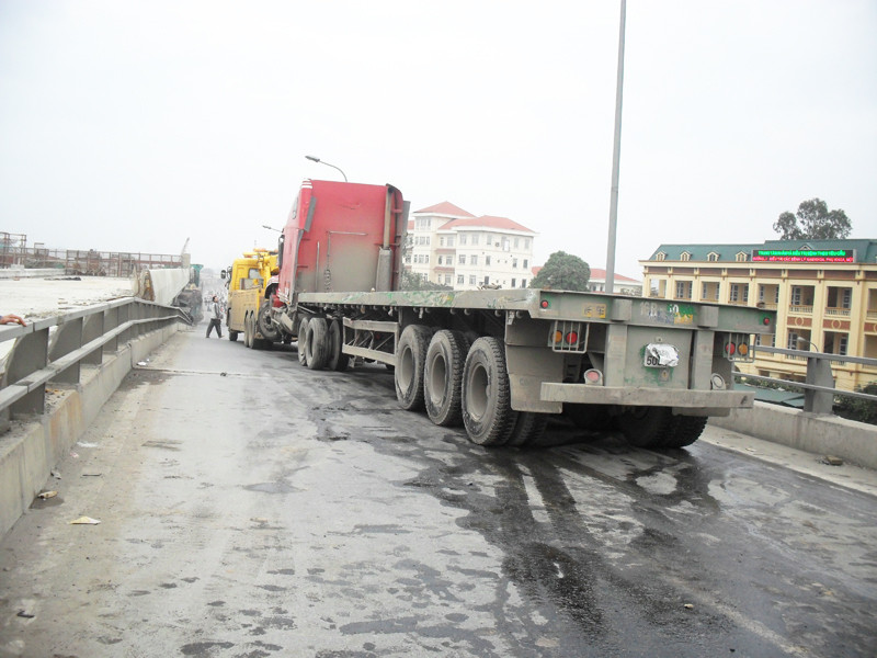 Đến 9h sáng nay, công việc khắc phục hậu quả cơ bản hoàn tất, trả lại mặt đường cho các phương tiện giao thông