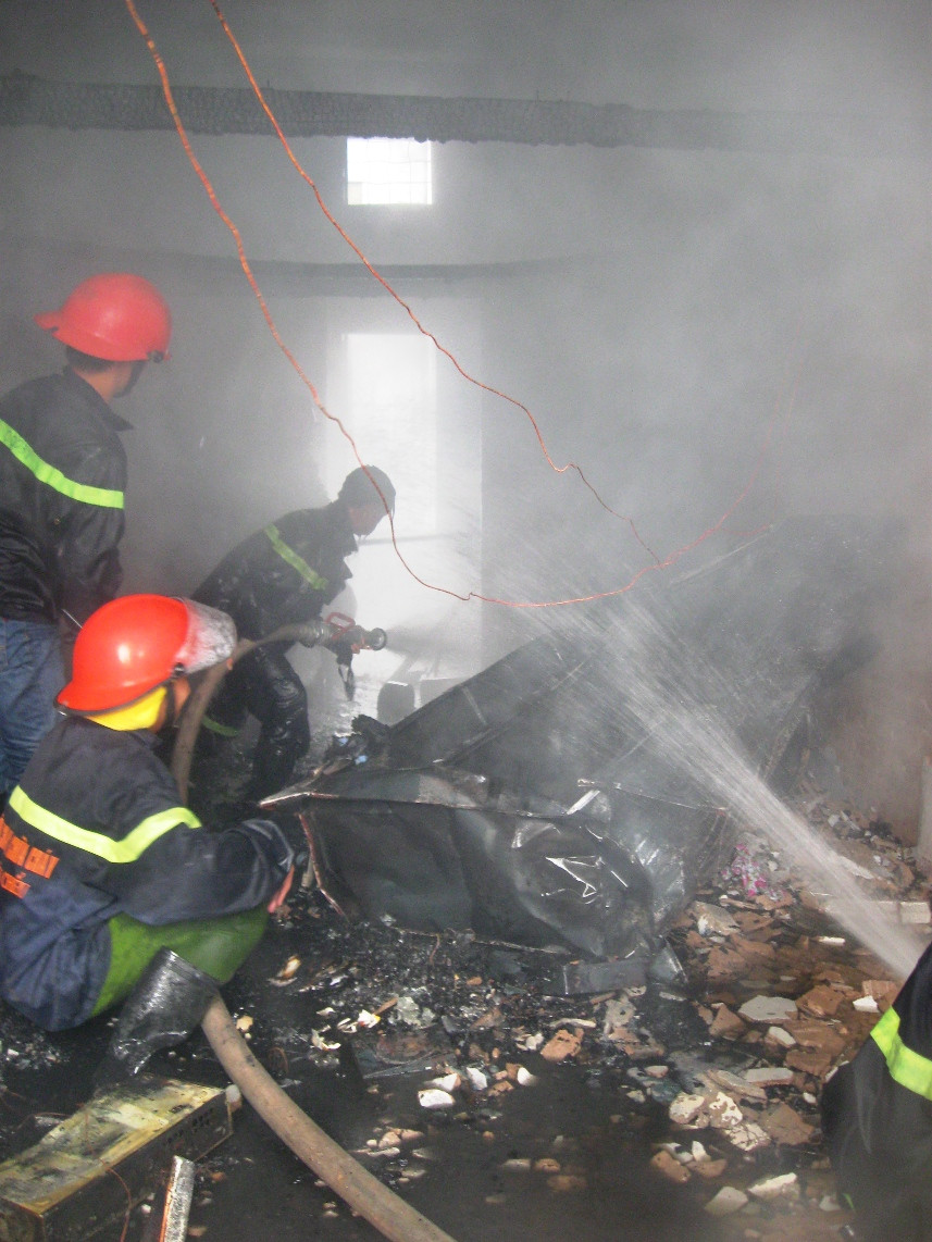 Lực lượng cảnh sát PCCC triển khai các biện pháp dập tắt đám cháy tại khu chung cư