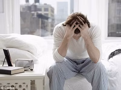 Sốt cao, mệt mỏi kéo dài là một trong những dấu hiệu điển hình của suy tuỷ xương.