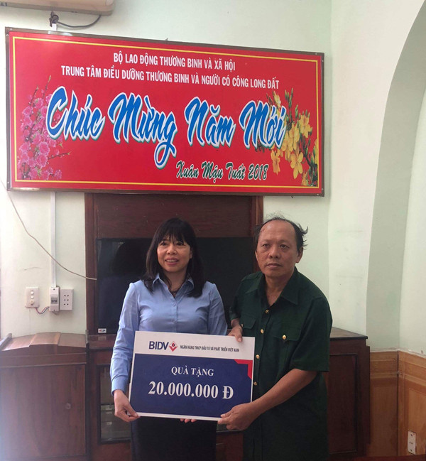 Báo Tiền Phong và đối tác trao quà Tết cho thương bệnh binh ảnh 1