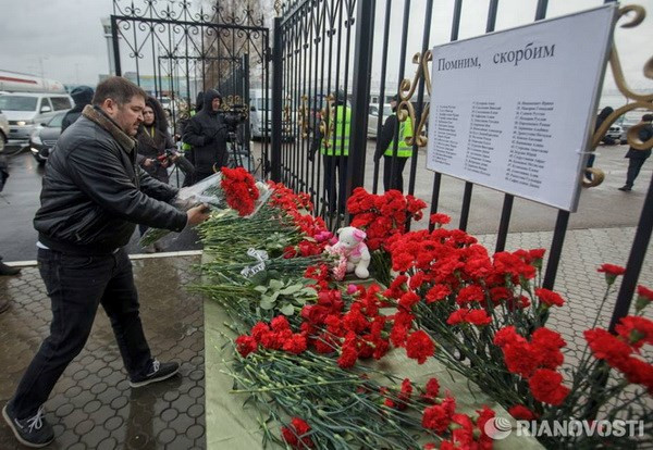 Đông đảo người dân mang hoa đến đặt tại lối vào sân bay Kazan để tưởng niệm các nạn nhân. (Ảnh: RIA Novosti)