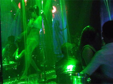 Dancer nữ tại bar ZR, đêm 2-10. Dancer nữ tại bar ZR, đêm 2-10.