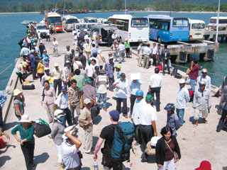 Lượng du khách tăng cao trong dịp Tết là cơ hội “tung chiêu” gom phòng của các đầu nậu. Ảnh: G.Sơn(Thanh Niên)