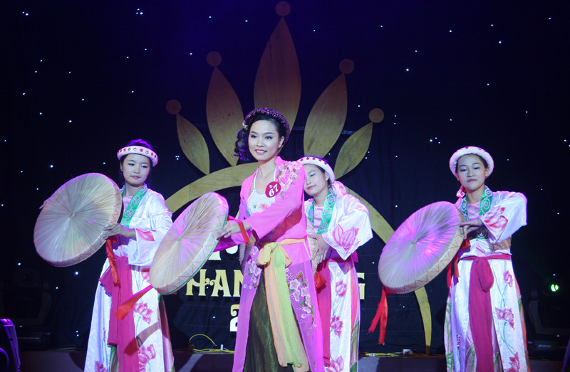 Nữ sinh trường ĐH Khoa học Tự nhiên lại mang đến màn múa 