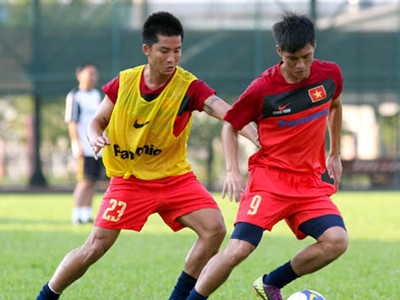 Công Vinh (phải ) tin ĐTVN sẽ có điểm tại Qatar