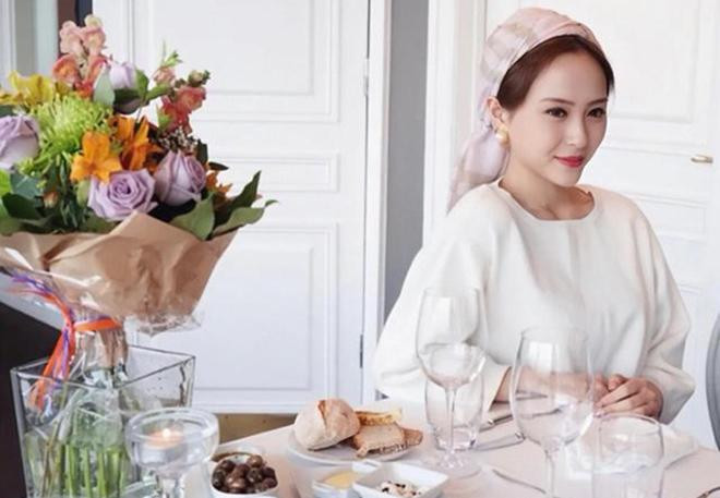 Người đẹp còn có năng khiếu vẽ tranh và thường vẽ về chủ đề tình cảm hoặc những đề tài phụ nữ quan tâm.