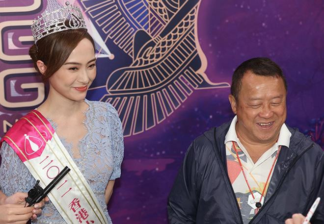 Trong buổi họp báo sau đêm chung kết, Tăng Chí Vỹ đã bác tin nâng đỡ Thiệu Sơ để đổi lấy lợi ích về kinh tế. "Nếu tôi nâng đỡ cô ấy thì tôi sẽ cho Thiệu Sơ đoạt vương miện hoa hậu. Làm sao có thể để cô ấy chỉ giành vị trí á hậu 2", Phó tổng giám đốc TVB cho biết.