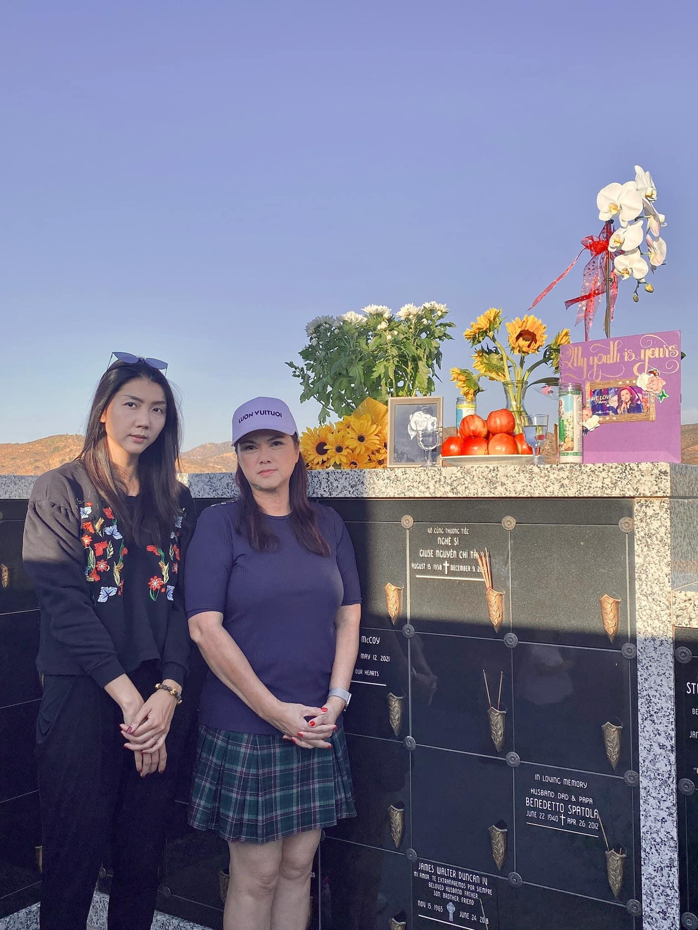 Ngọc Quyên lần đầu tới thăm mộ cố nghệ sĩ Chí Tài.