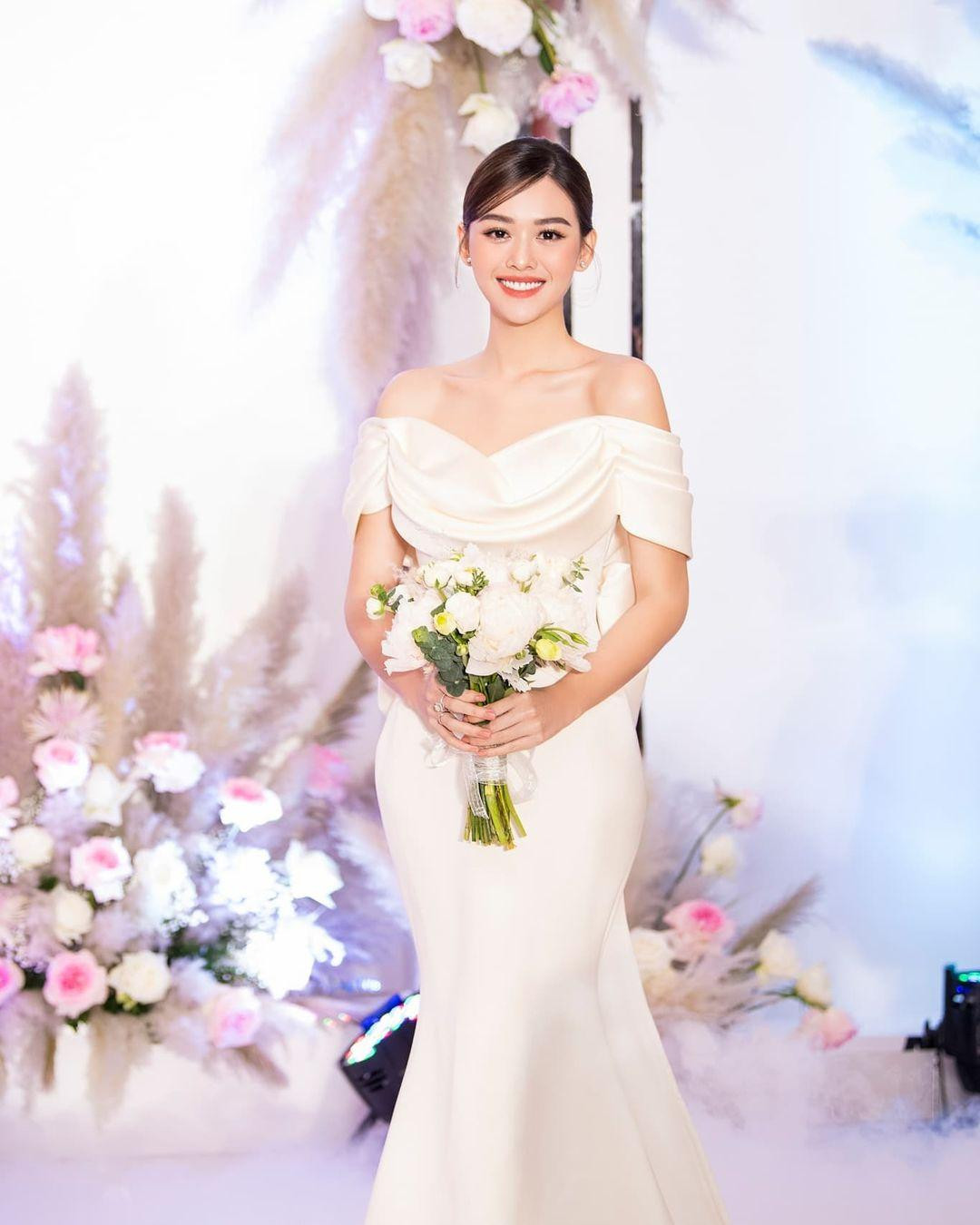 Bộ váy có kiểu dáng đuôi cá đã tôn lên trọn vẹn đường cong quyến rũ của Tường San.