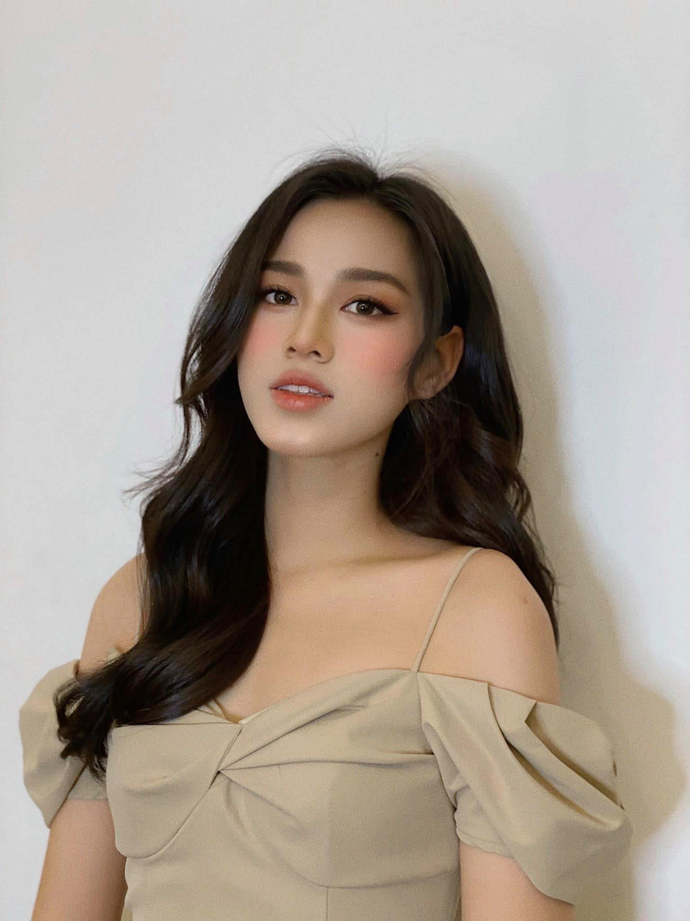 Cô cũng trổ tài tự make-up và làm tóc chuyên nghiệp khiến các fans trầm trồ.