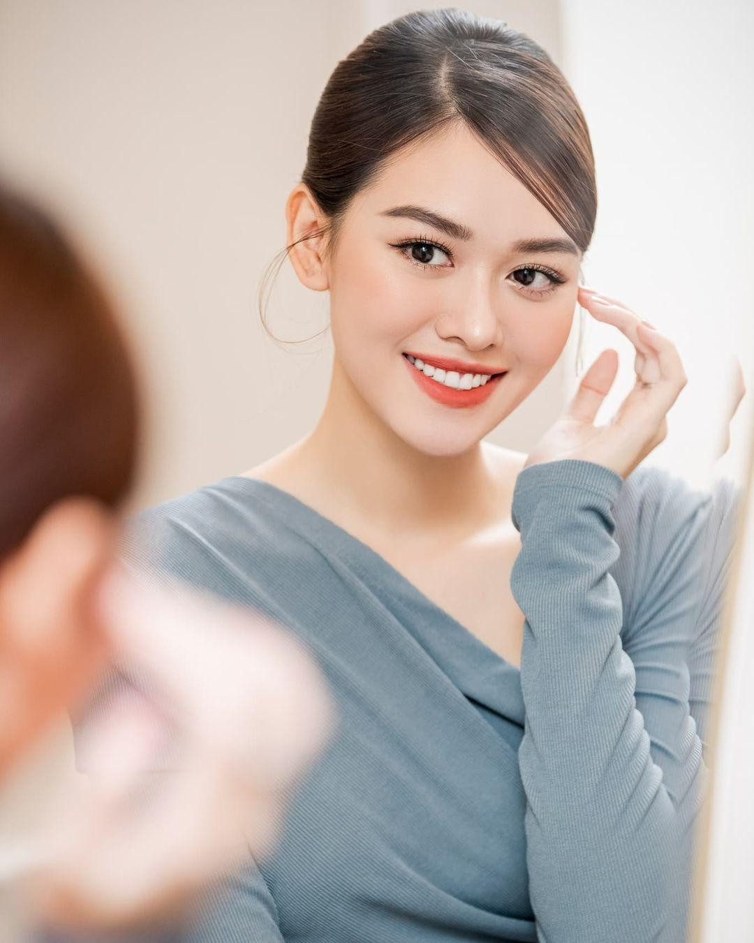 Sở hữu gương mặt trái xoan với làn da trắng mịn không tì vết và những đường nét cực kỳ thanh tú, kiêu sa, có thể nói Tường San là một trong những nàng hậu xinh đẹp nhất nhì showbiz.