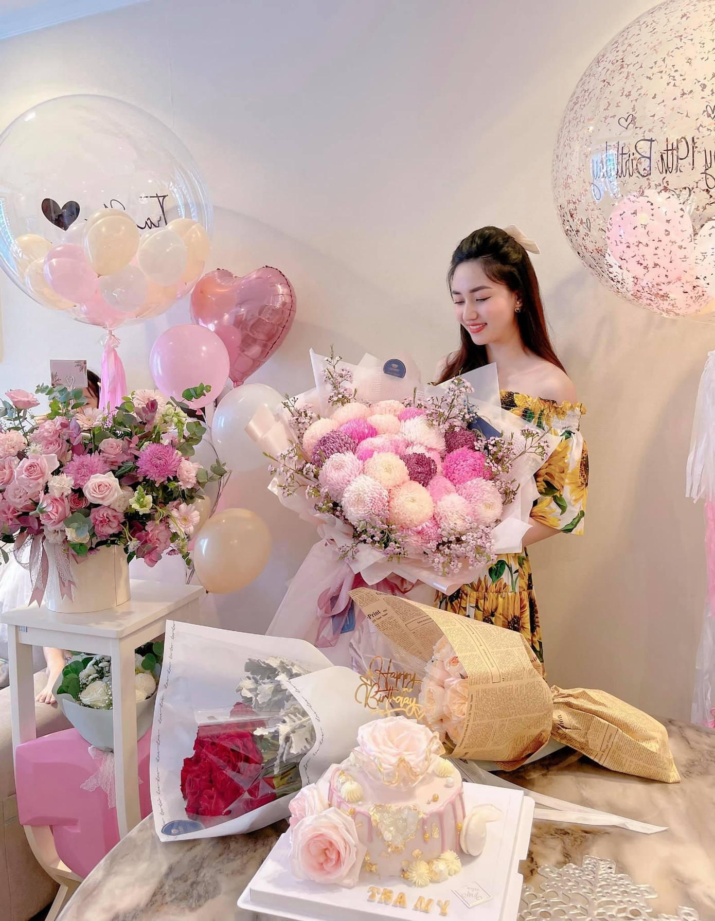 Á hậu Trà My đón sinh nhật ấm cúng, giản dị tại gia.