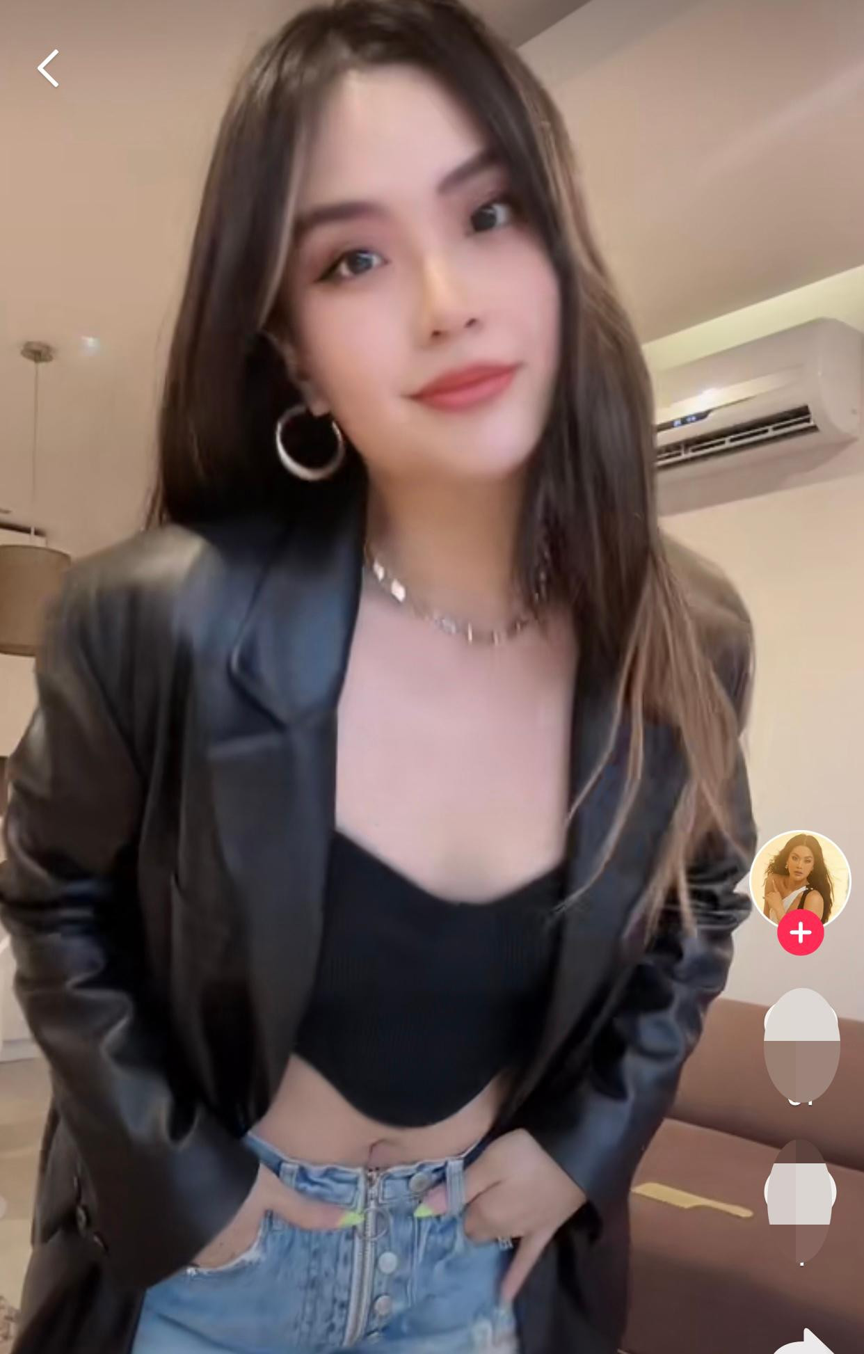 Không hẹn mà gặp, Á hậu Diễm Trang cũng diện áo crop-top táo bạo, khoe trọn vòng eo quyến rũ.