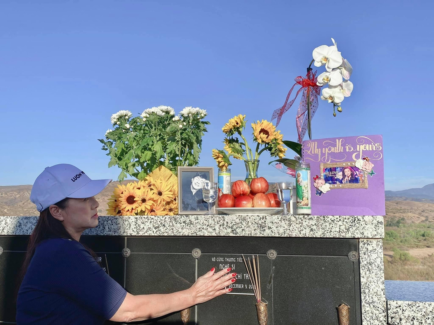 Được biết mặc dù công việc hàng ngày khá bận rộn nhưng vào mỗi dịp cuối tuần, ca sĩ Phương Loan đều dành thời gian để lái xe tới thăm mộ của cố nghệ sĩ Chí Tài.