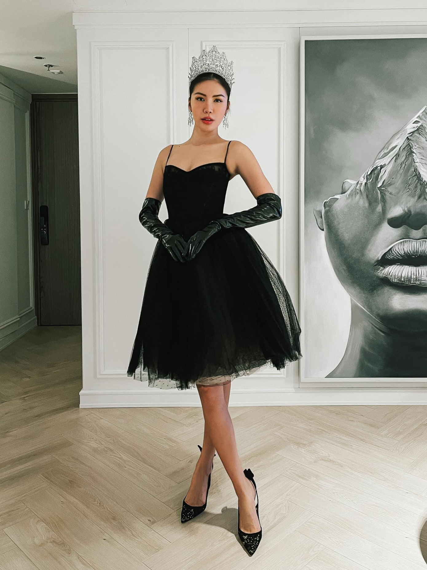 Minh Tú kiêu sa, lộng lẫy khi diện váy đen có kiểu dáng xoè bồng bềnh, đầu đội vương miện lấp lánh.