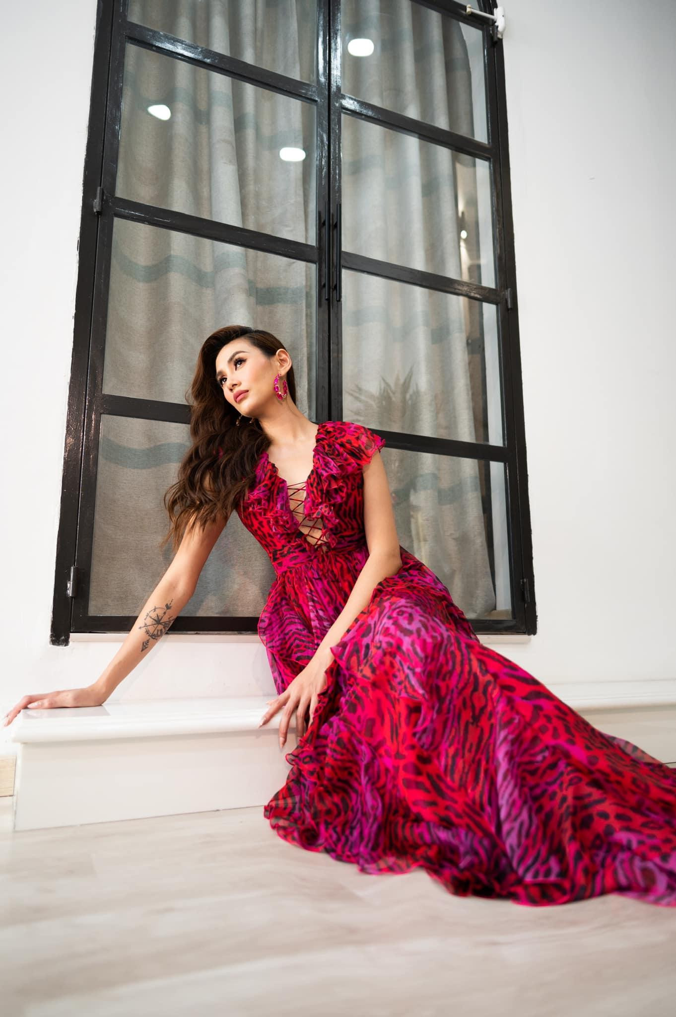 Á hậu Võ Hoàng Yến diện váy maxi hoạ tiết da báo quyến rũ.