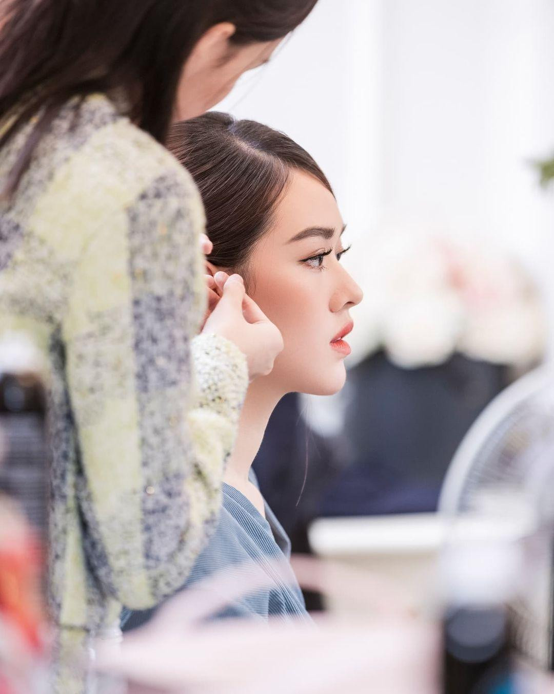 Đây là loạt ảnh ghi lại những khoảnh khắc Á hậu Tường San chuẩn bị cho hôn lễ của cô vào hôm 1/12/2020 chưa từng được công bố trước đó.