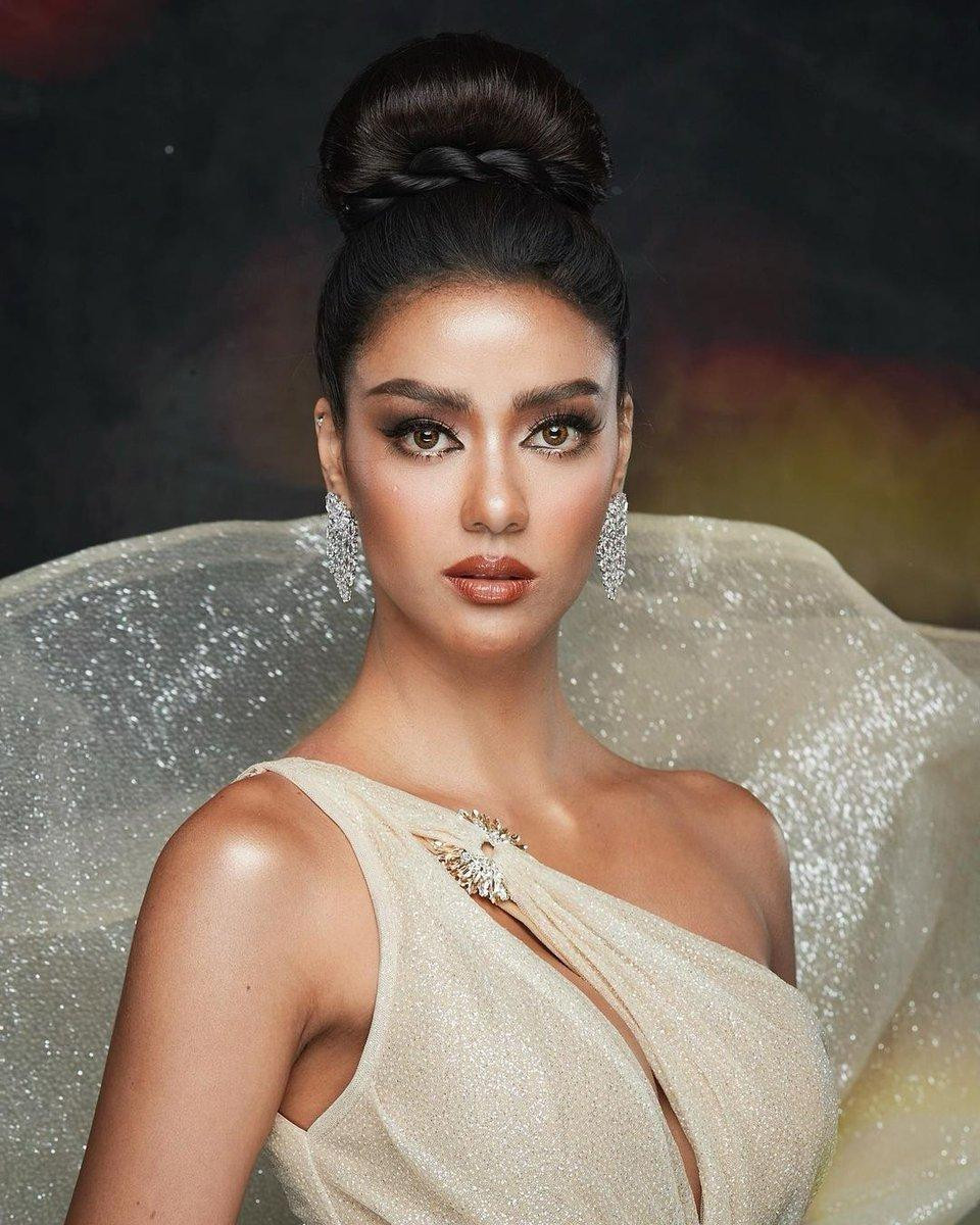 Amanda Obdam sinh năm 1993, đại diện Thái Lan dự thi Miss Universe 2020 và lọt vào top 10 chung cuộc. Mỹ nhân 27 tuổi thừa hưởng vẻ đẹp lai cuốn hút từ mẹ là người Thái gốc Hoa còn cha là người Canada gốc Hà Lan.