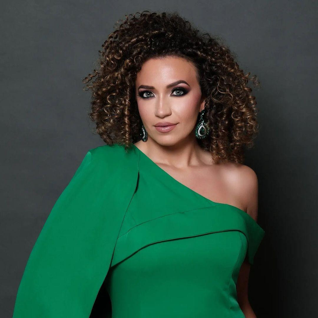 Cô bắt đầu tham gia thi thố sắc đẹp từ rất sớm và gặt hái được nhiều thành tích ấn tượng.