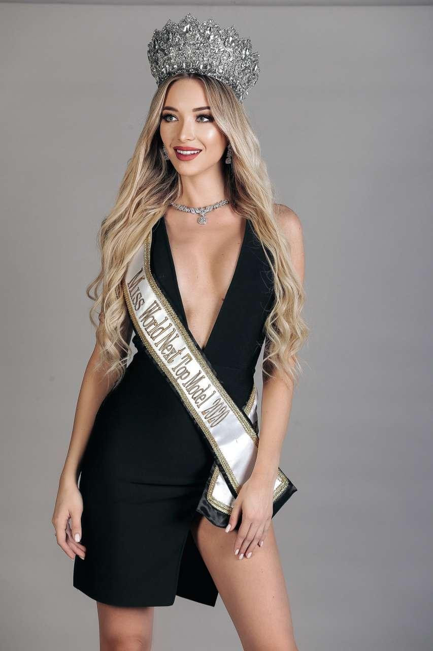 Trong sự nghiệp 'chinh chiến' nhan sắc lừng lẫy của mình, Yulia đã giành được những giải thưởng như: Miss Photo Eurasia 2013, Á hậu 1 tại Beauty of the World 2014, Face of Crimea 2015, Queen Peacemaker World 2018...