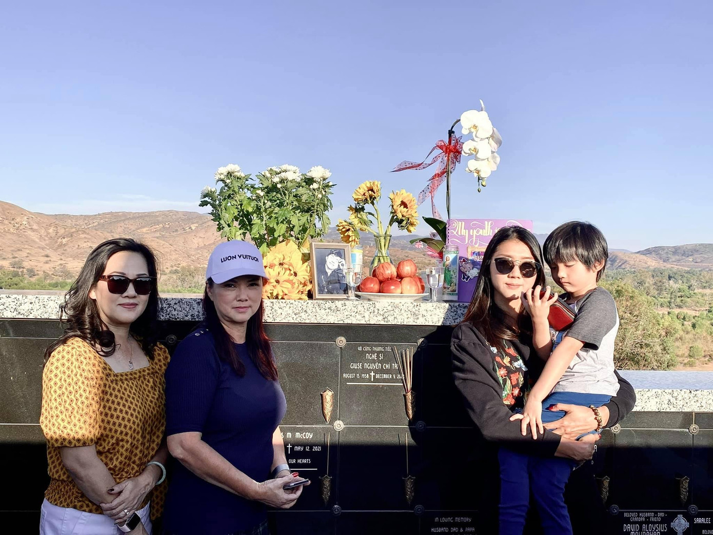 Ngọc Quyên cùng con trai và bạn bè tới thăm mộ của cố danh hài.