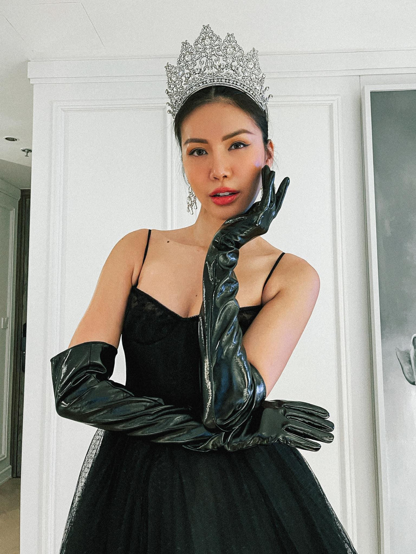 Dù ở nhà giãn cách xã hội nhưng người đẹp rất chăm chỉ 'lên đồ' chụp ảnh.