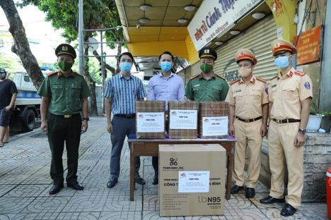 Thượng tá Lê Hồng Hải, Giám đốc Trung tâm tư liệu Học viện Cảnh sát Nhân dân, Thượng tá Trần Văn Hùng, Chánh văn phòng Đảng ủy Công an TP Hà Nội trao nhu yếu phẩm cho tổ 141 đang làm nhiệm vụ tại địa bàn quận Hai Bà Trưng, Hà Nội.