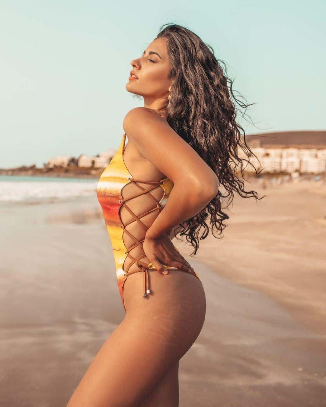 Antonia Cristal Figueroa bước vào sự nghiệp thi thố sắc đẹp vào năm 2016, khi đó cô giành được danh hiệu Miss Mundo Chile 2016.