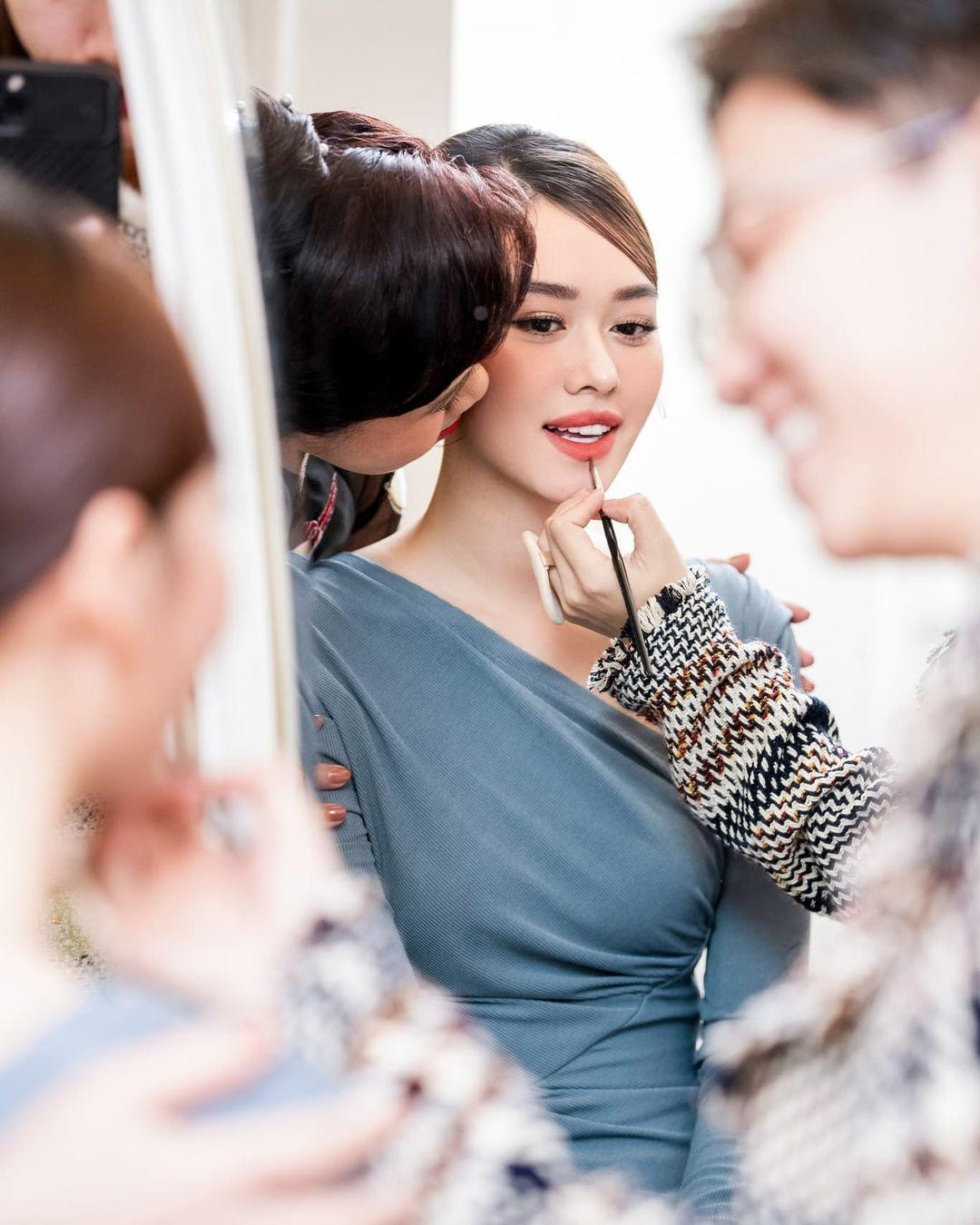 Mới đây loạt ảnh hậu trường chuẩn bị cho đám cưới của Á hậu Tường San bất ngờ được hé lộ, nhận được sự chú ý của khán giả.