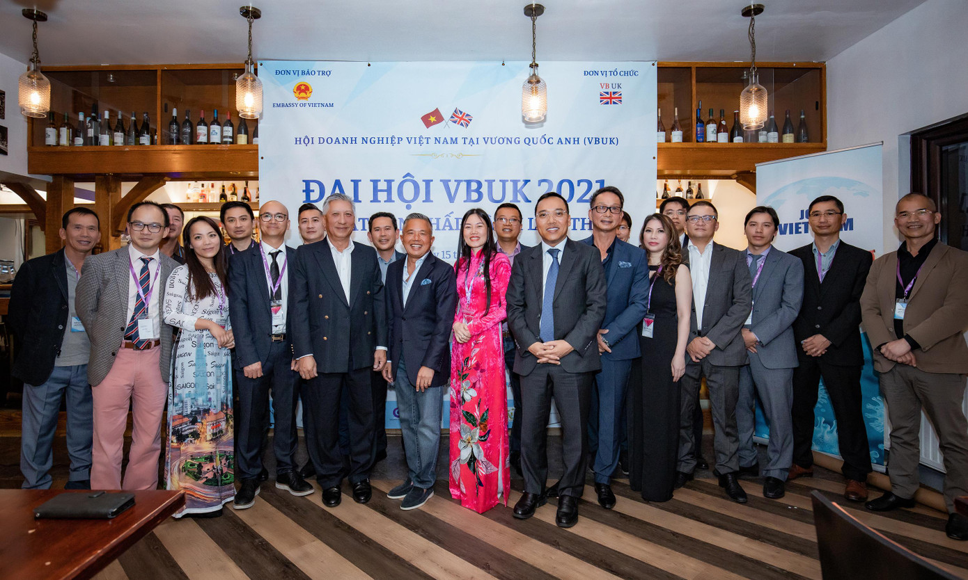 Đại sứ Nguyễn Hoàng Long, cựu Chủ tịch VBUK Phạm Minh Nam chụp ảnh lưu niêm với Ban chấp hành mới của Hội.