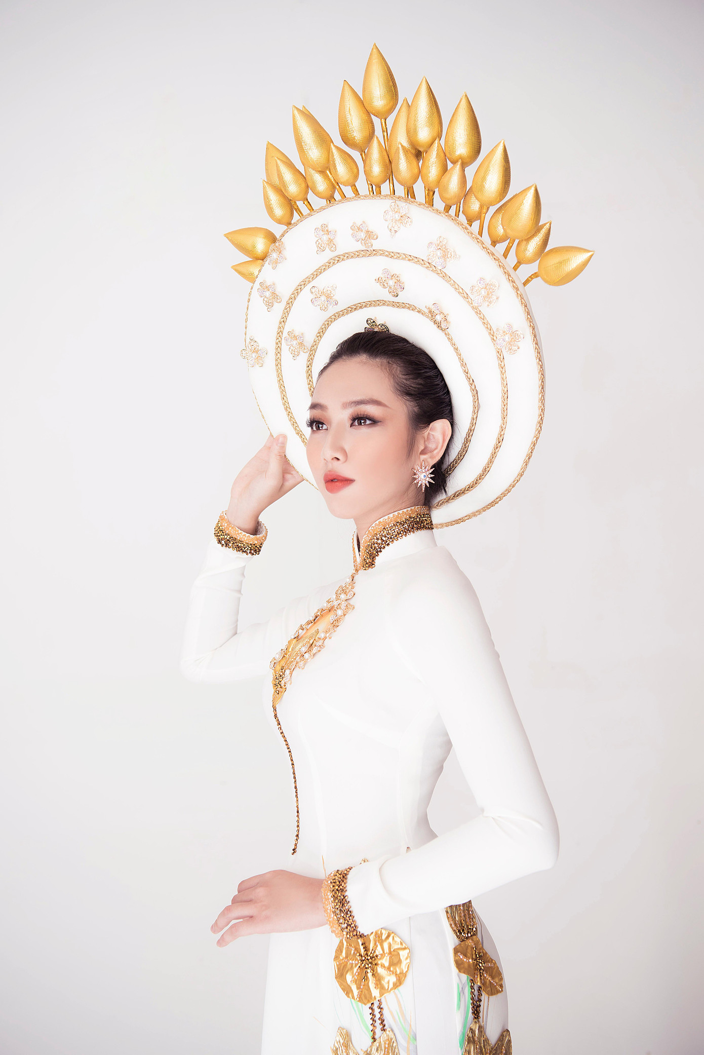 Thuỳ Tiên từng mặc áo dài trong phần thi trang phục dân tộc tại Miss International 2018.