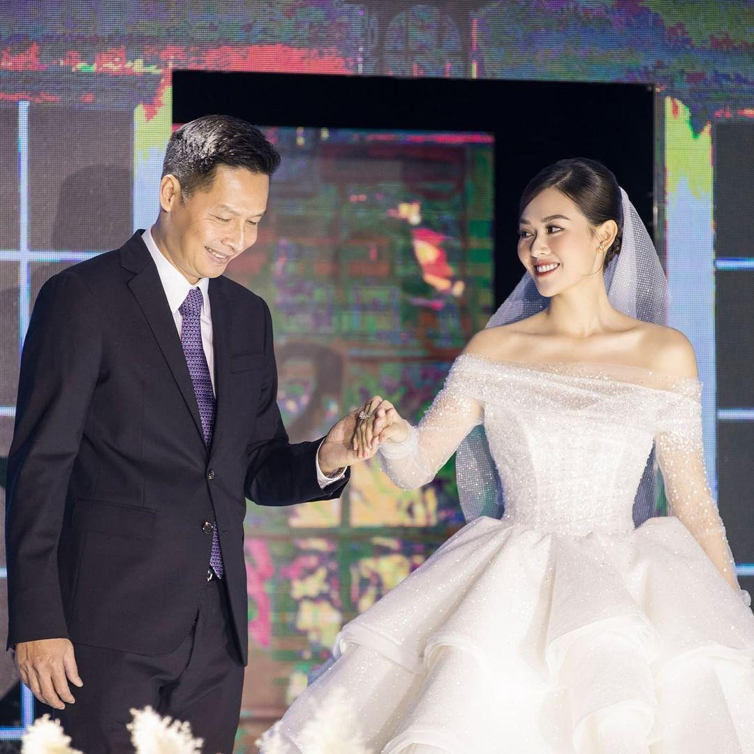 Được biết, ông xã tương lai của Tường San hơn cô 9 tuổi (sinh năm 1991), từng đi du học Anh quốc. Hai người quen biết và yêu nhau được khoảng 1 năm trước khi quyết định tiến tới hôn nhân. Sau đám cưới, Tường San rút kui khỏi showbiz để chăm lo cho gia đình nhỏ của mình.