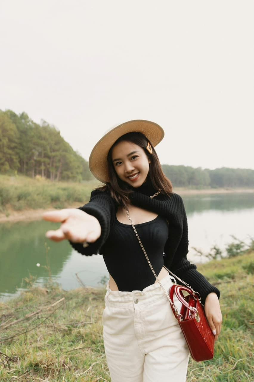 Trên trang cá nhân, Á hậu Thuý An đăng tải lại loạt ảnh du lịch Đà Lạt hồi đầu năm cùng 'hội chị em bông hậu'.