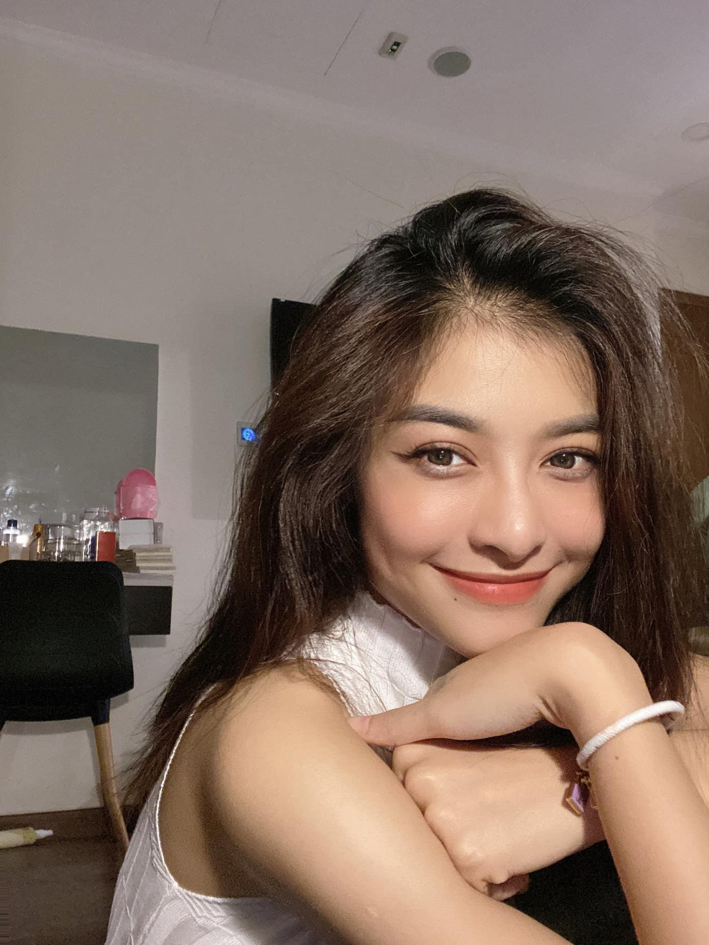 Á hậu Kiều Loan xinh đẹp với gương mặt được trang điểm nhẹ nhàng, tinh tế.