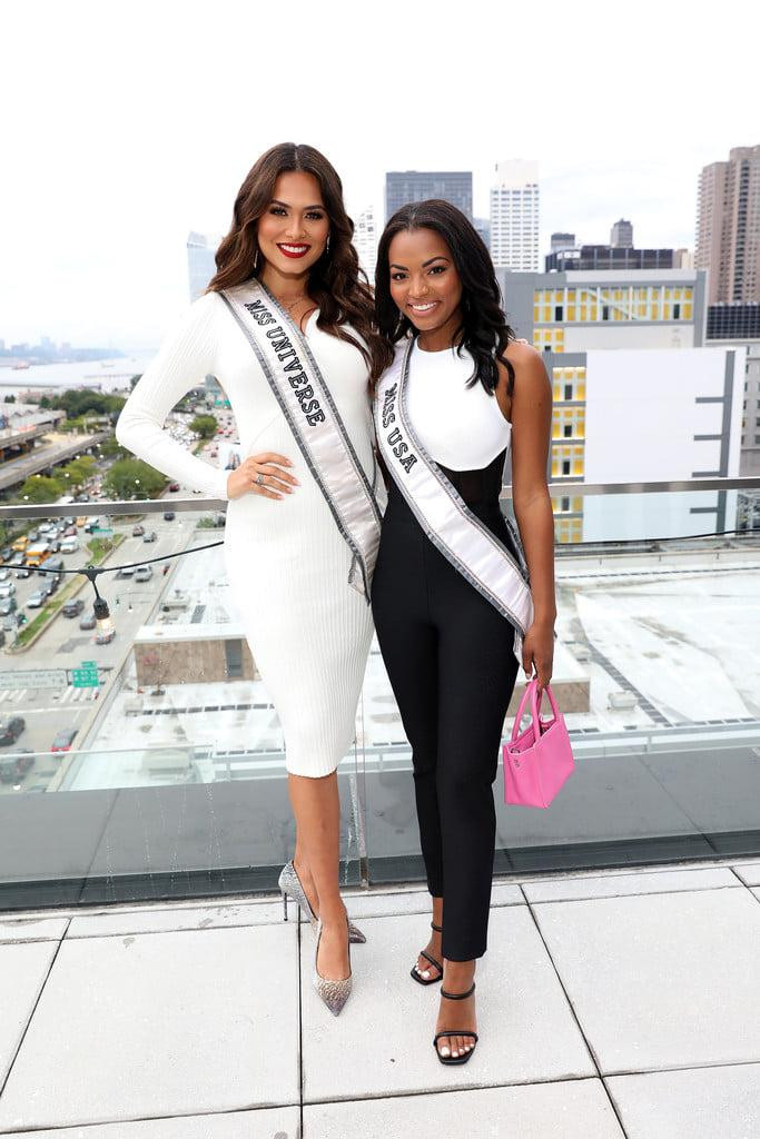 Thường xuyên đọ sắc chung nên nhan sắc của hai người đẹp trở thành chủ đề so sánh của cư dân mạng. Nhiều ý kiến cho rằng Andrea Meza có sắc vóc nổi trội hơn hẳn Asya Branch.