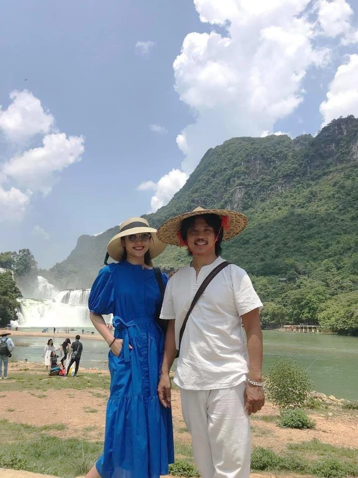 Chí Anh và vợ trẻ