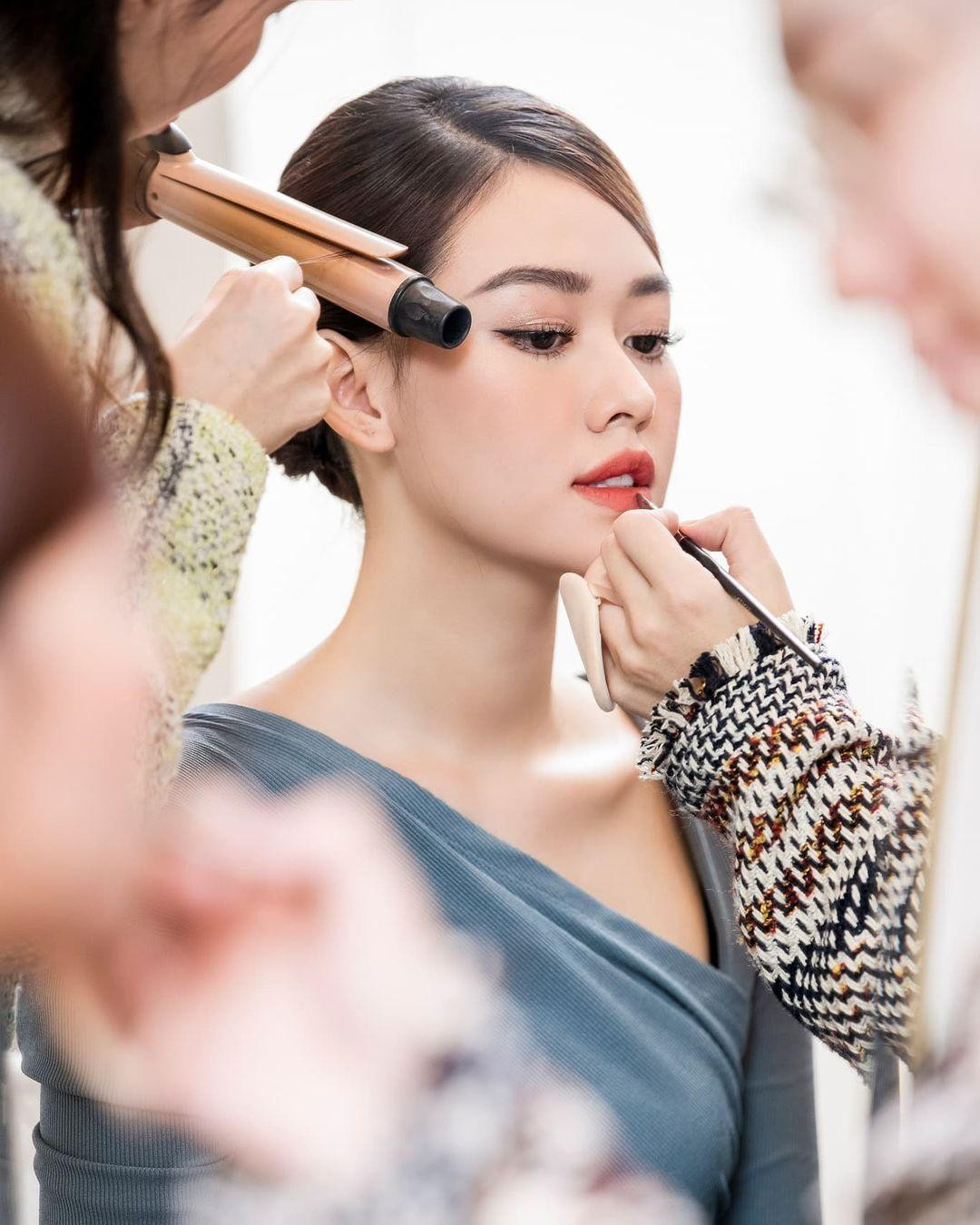 Vốn sở hữu nhan sắc xinh đẹp 'hơn người' nên dù chỉ là loạt ảnh trong hậu trường nhưng Tường San vẫn hớp hồn người hâm mộ.