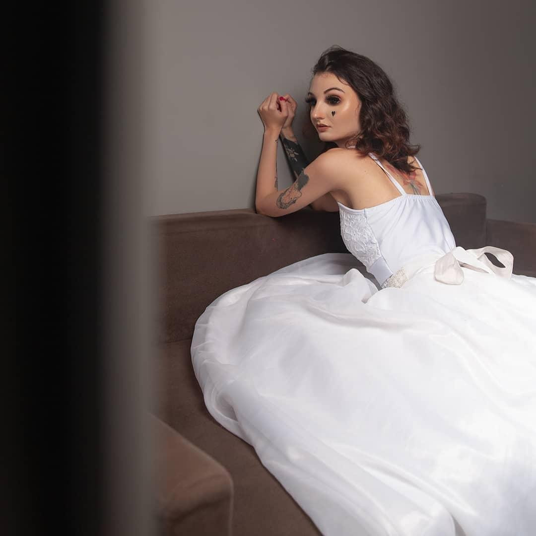 Cô thậm chí đã xăm đôi mắt của mình để có một ngoại hình độc đáo khi xuất hiện ở chỗ đông người.