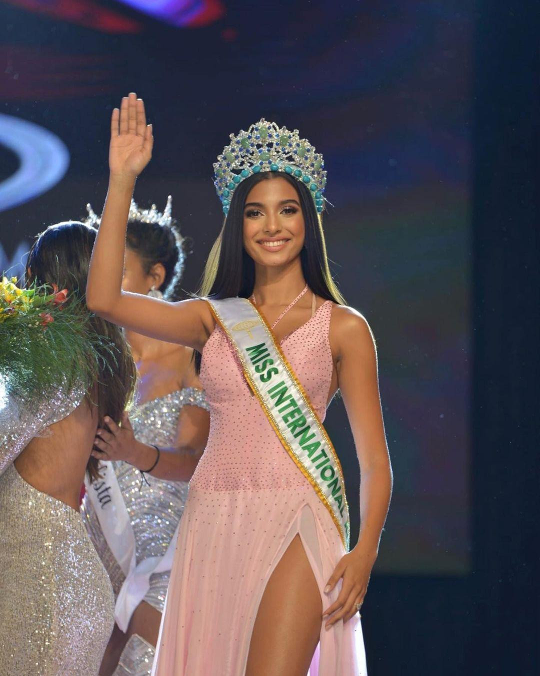 Mới đây, người đẹp Celine Santos Frias đã đăng quang ngôi vị Hoa hậu Quốc tế Dominica 2021.