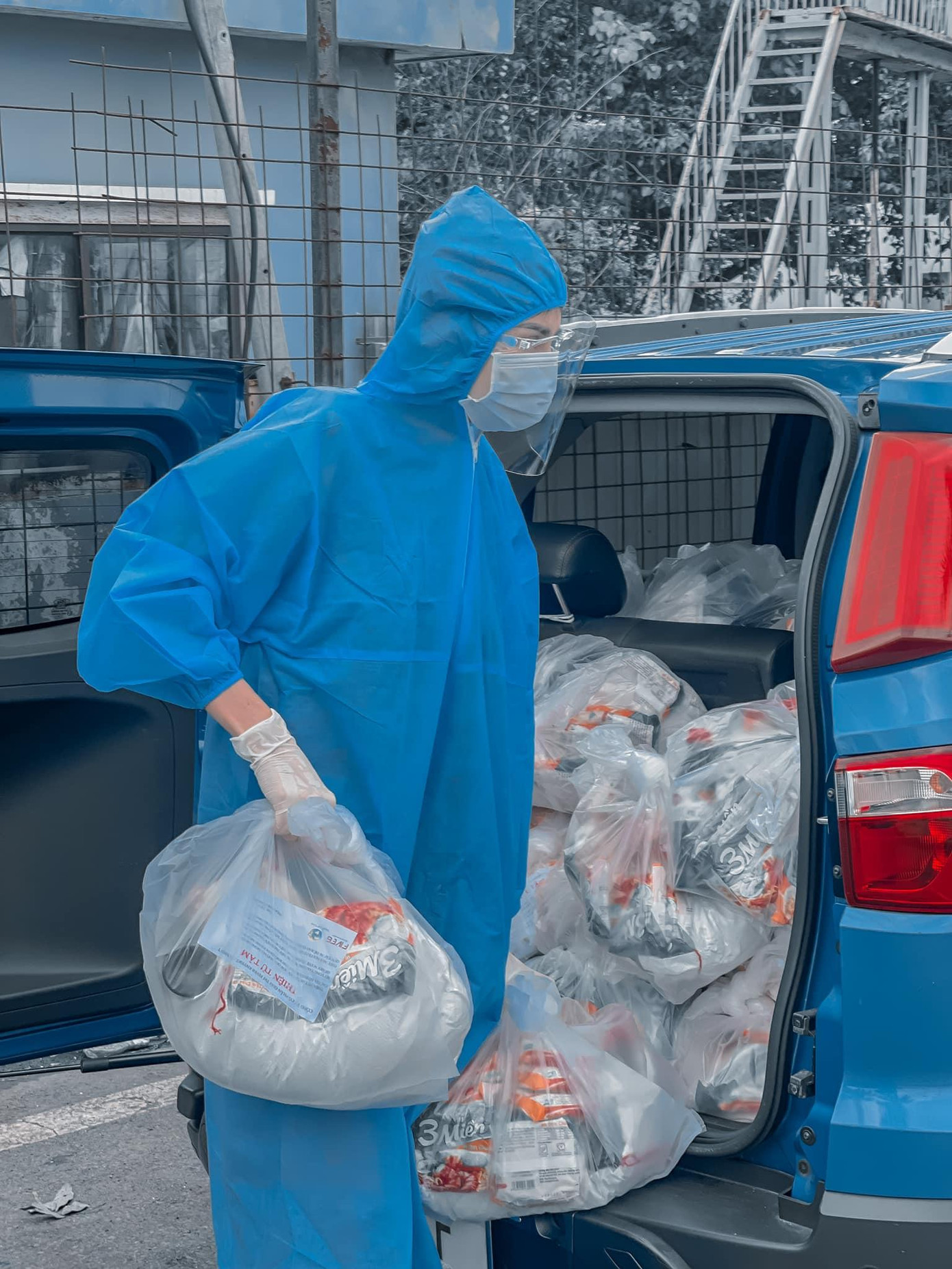 Hoa hậu Diễm Hương tích cực làm từ thiện trong mùa dịch.