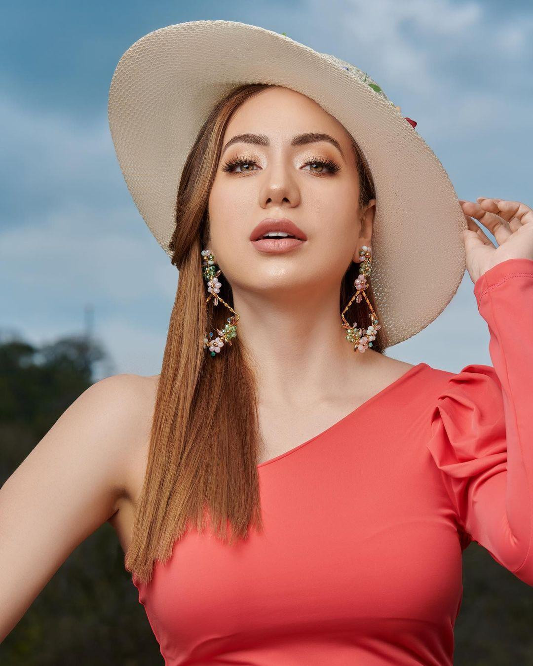 Susy cũng là người đẹp từng tham dự nhiều cuộc thi sắc đẹp. Cô từng giành danh hiệu Miss Panamerican Ecuador 2018.