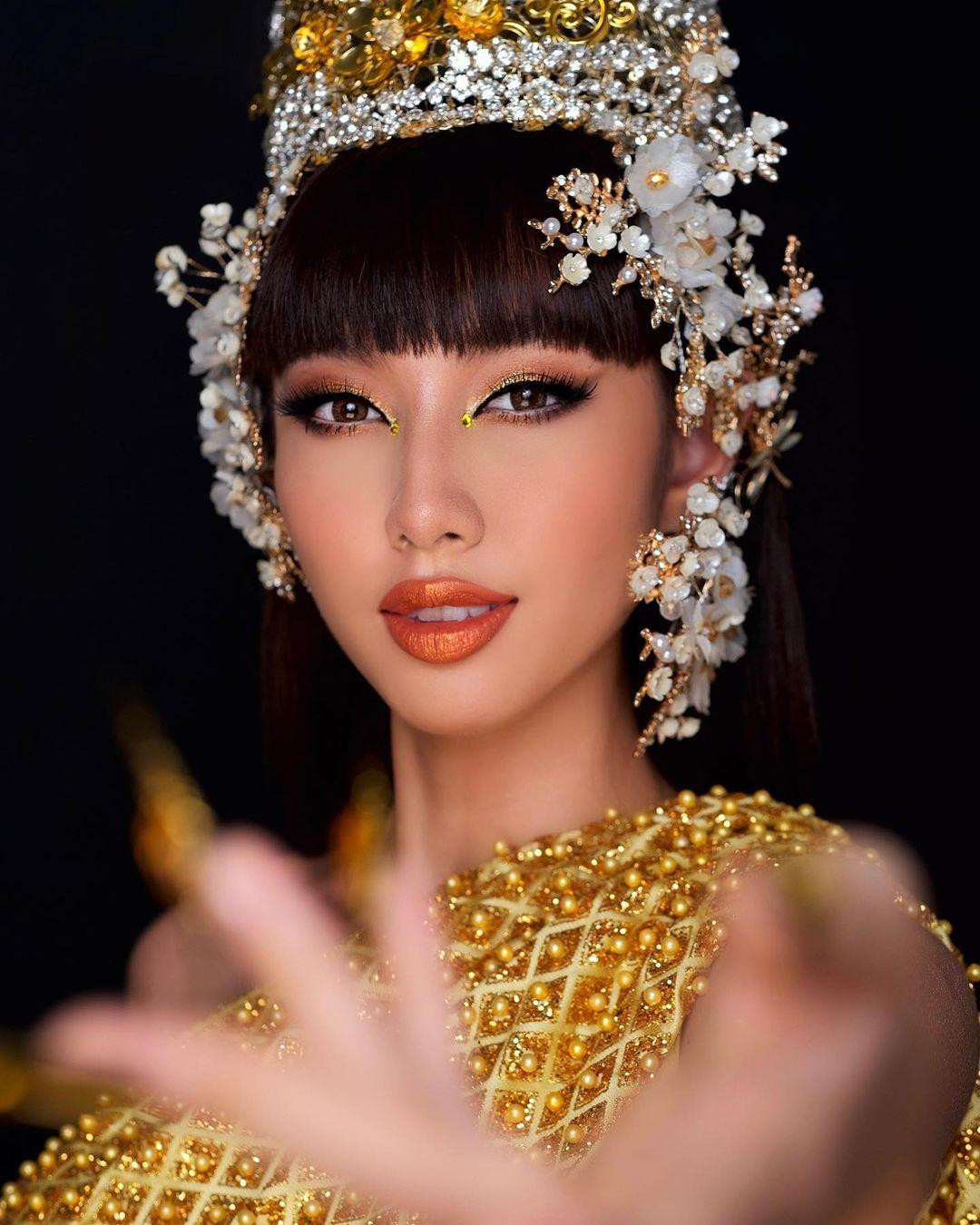 Màn hoá thân thành gái Thái cực kỳ ấn tượng của Thuỳ Tiên. Màn hoá thân thành gái Thái cực kỳ ấn tượng của Thuỳ Tiên.