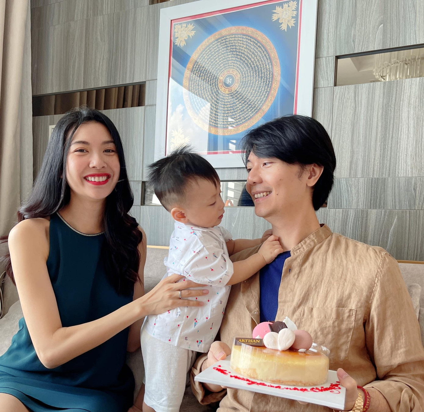 Á hậu Thuý Vân tổ chức sinh nhật ấm cúng tại gia cho ông xã.