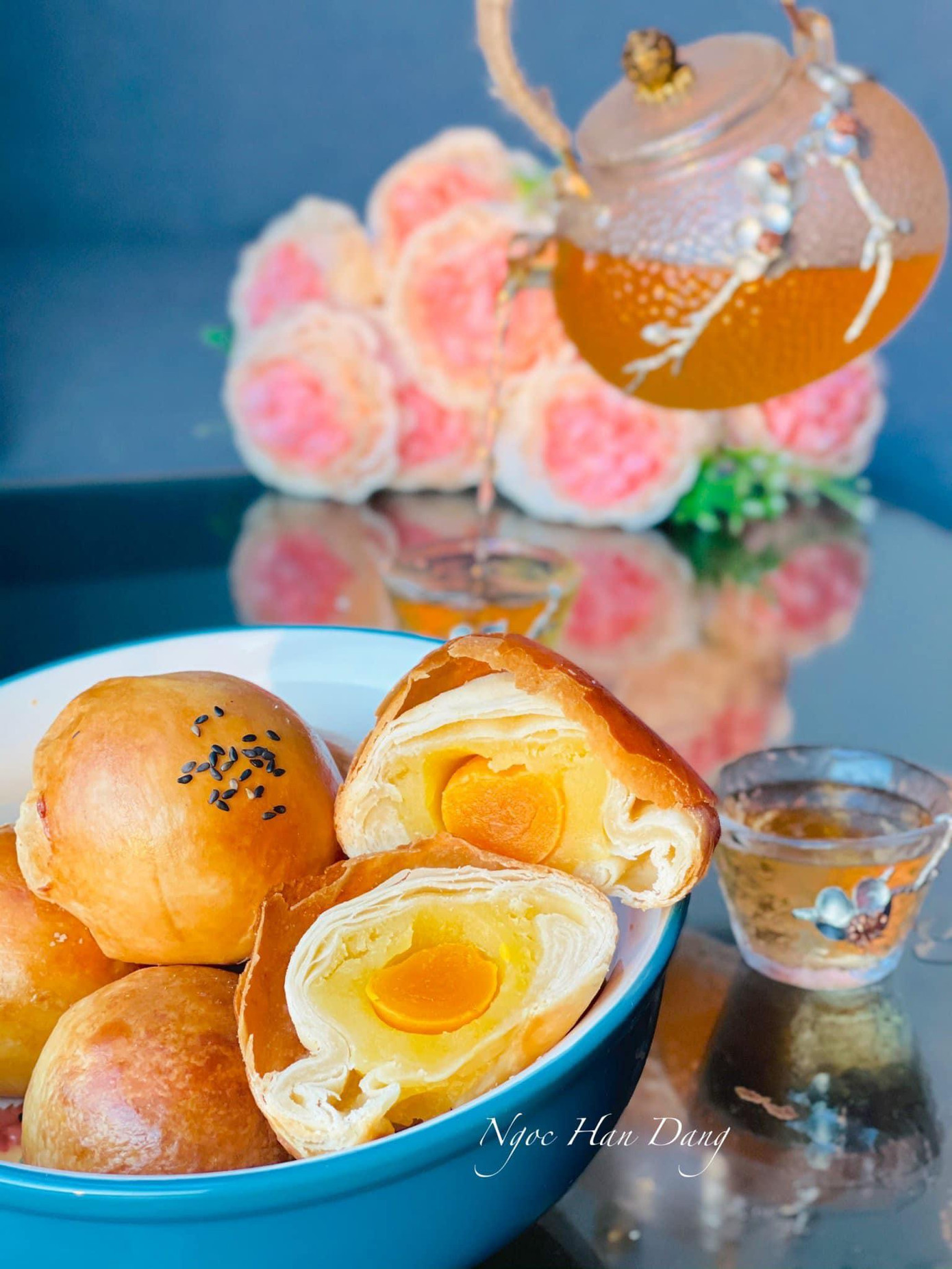 Hoa hậu Ngọc Hân trổ tài làm bánh trung thu khiến các fans trầm trồ.