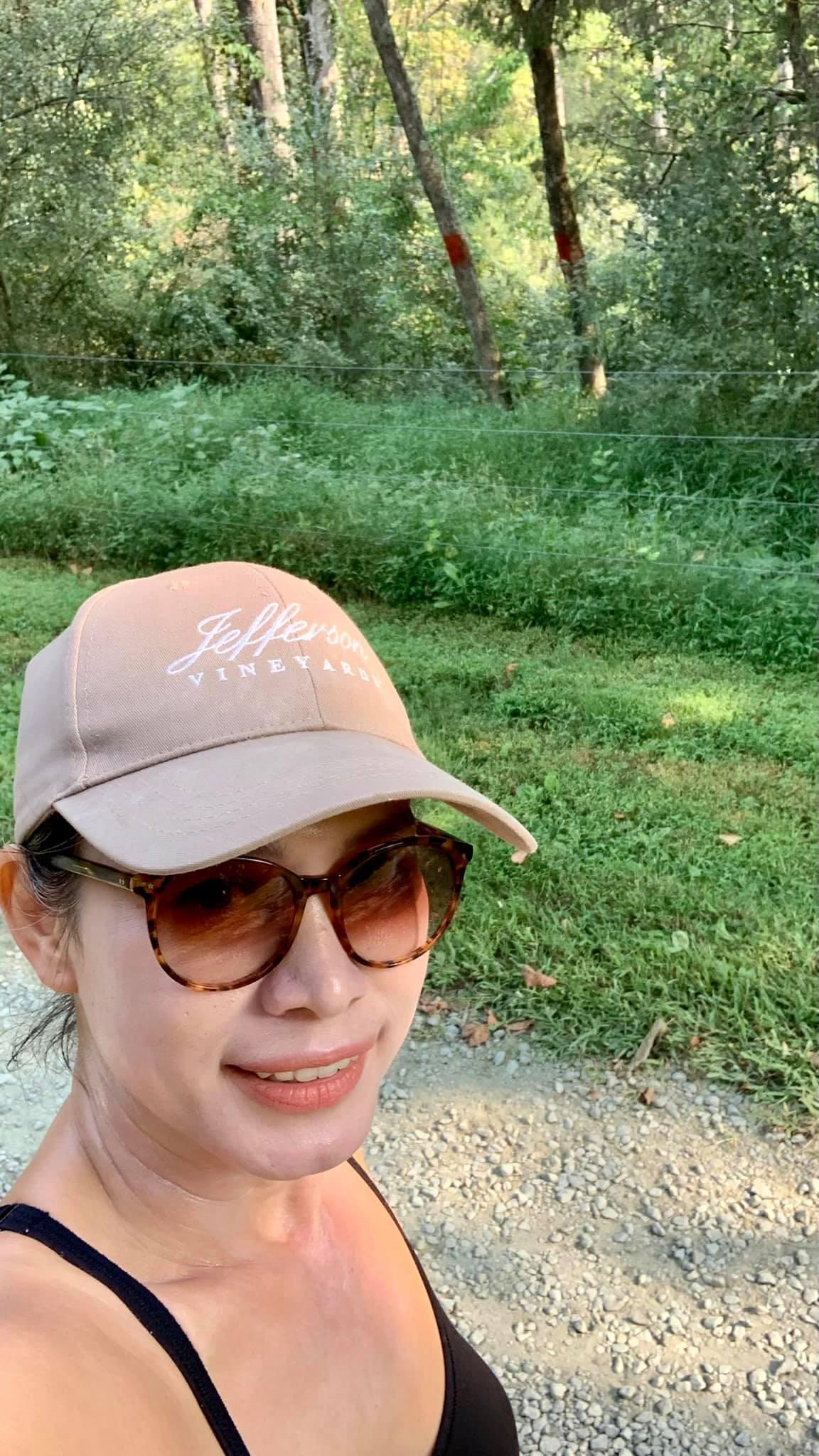 Hoa hậu Ngọc Khánh tận hưởng cảm giác thư thái khi đi dạo trong vườn nhà ở bên Mỹ.