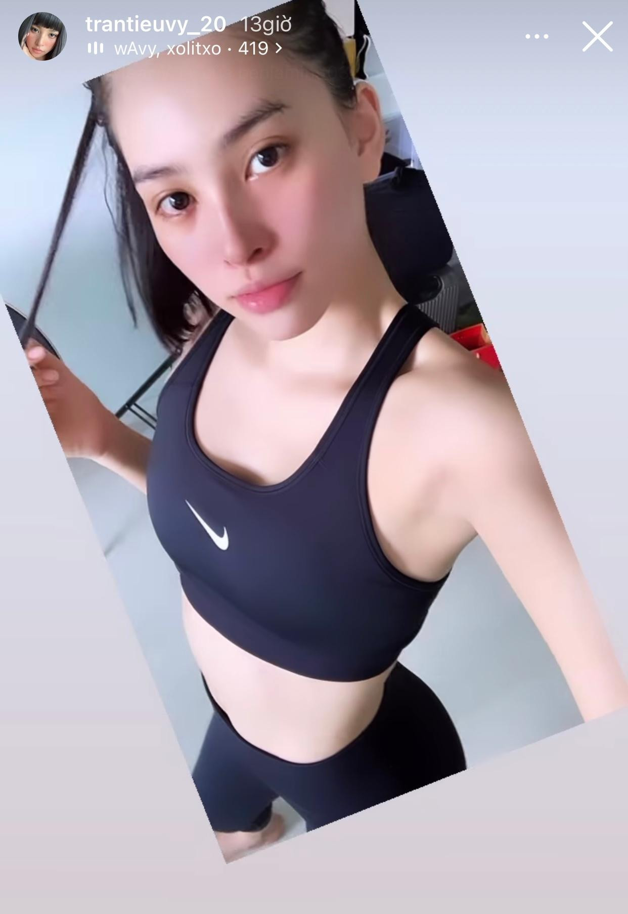 Ở nhà nhưng Hoa hậu Tiểu Vy vẫn chăm chỉ tập thể thao. Cô diện trang phục thể thao khoe trọn body săn chắc, quyến rũ.