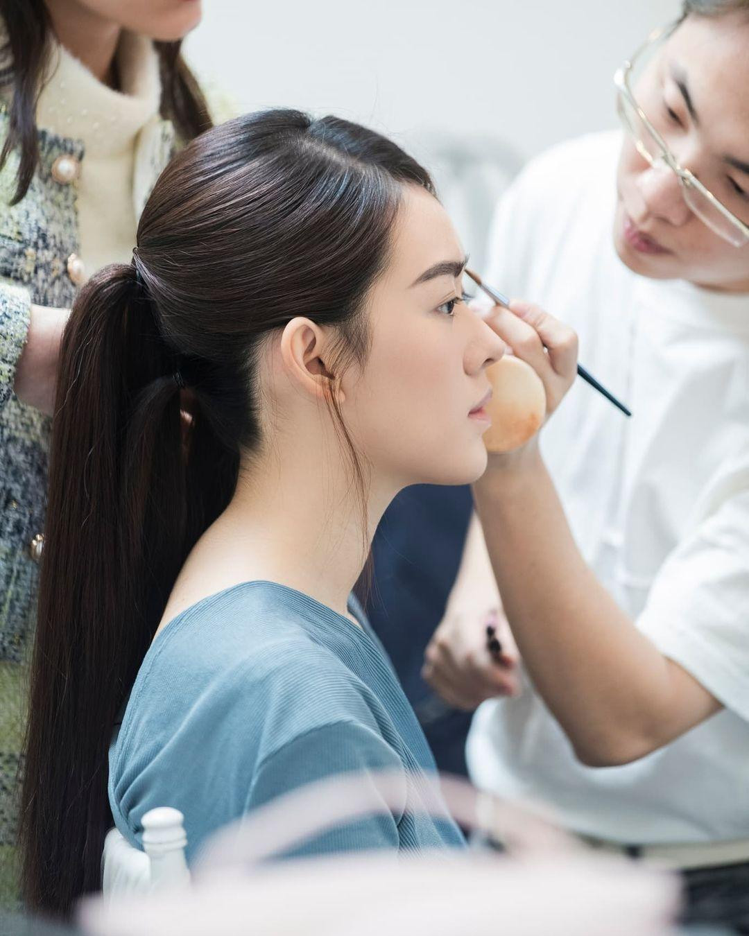 Hôn lễ của Tường San và ông xã hơn 9 tuổi được tổ chức tại một khách sạn ở Hà Nội. Người đẹp trở thành Á hậu lên xe hoa ở tuổi đời còn rất trẻ khi mới tròn 20 tuổi.