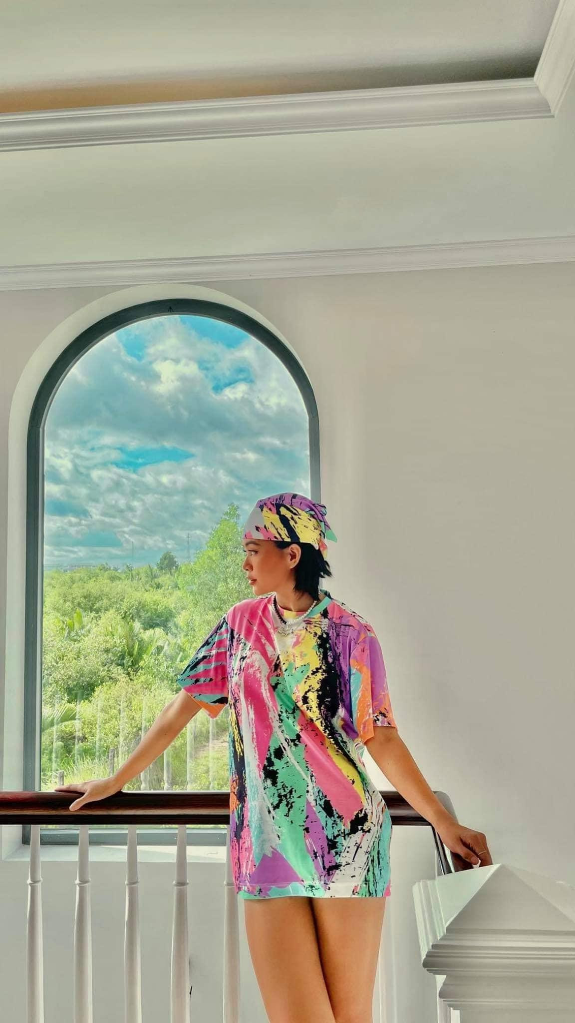 Á hậu Mâu Thuỷ diện trang phục rực rỡ sắc màu, khoe trọn đôi chân dài nóng bỏng.