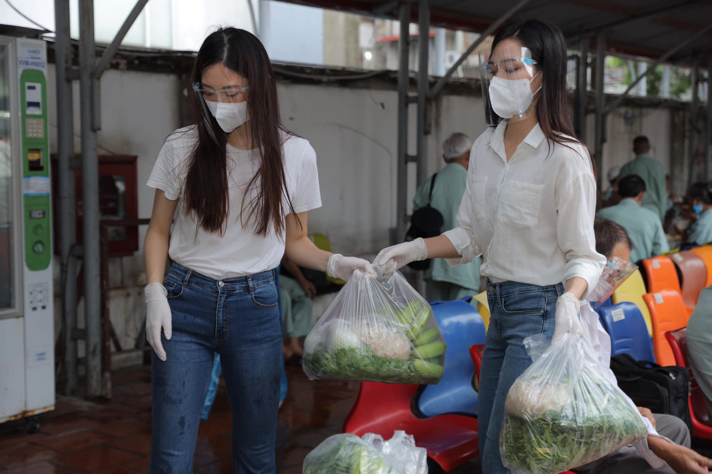 Hoa hậu Lương Thuỳ Linh và Đỗ Thị Hà đồng hành đi từ thiện trong mùa dịch.