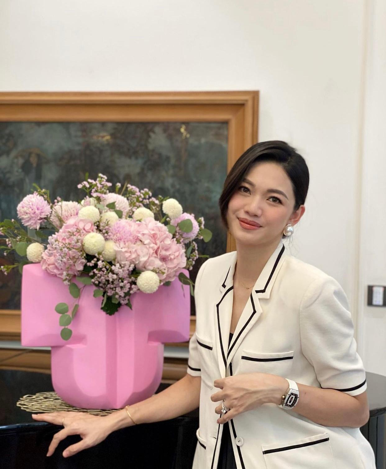 Á hậu Thanh Tú diện set đồ kín đáo, thanh lịch nhưng vẫn cực kỳ xinh đẹp.